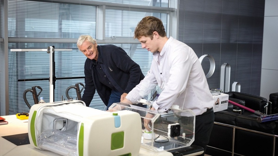 James Dyson con un joven inventor