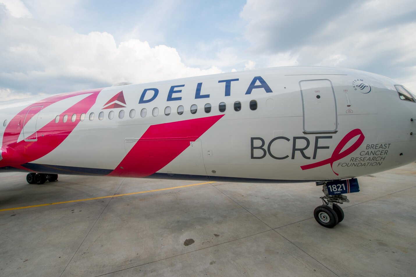 Delta estrena Lazo Rosa en su avión más solidario