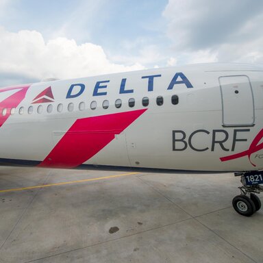 Delta estrena Lazo Rosa en su avión más solidario
