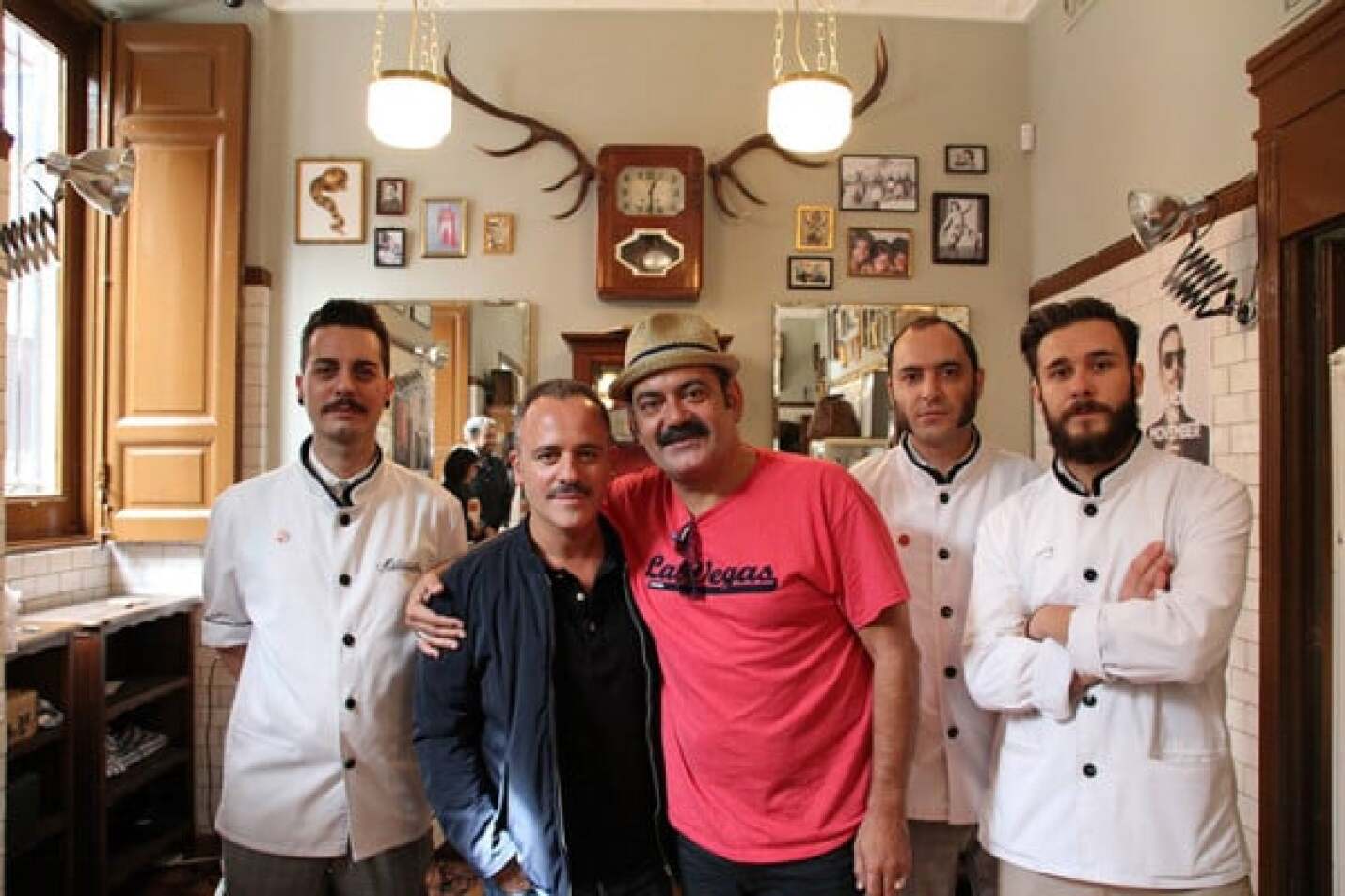 Los bigotes solidarios de José Corbacho y Javier Gutiérrez