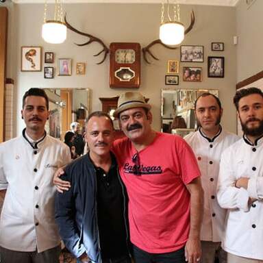 Los bigotes solidarios de José Corbacho y Javier Gutiérrez