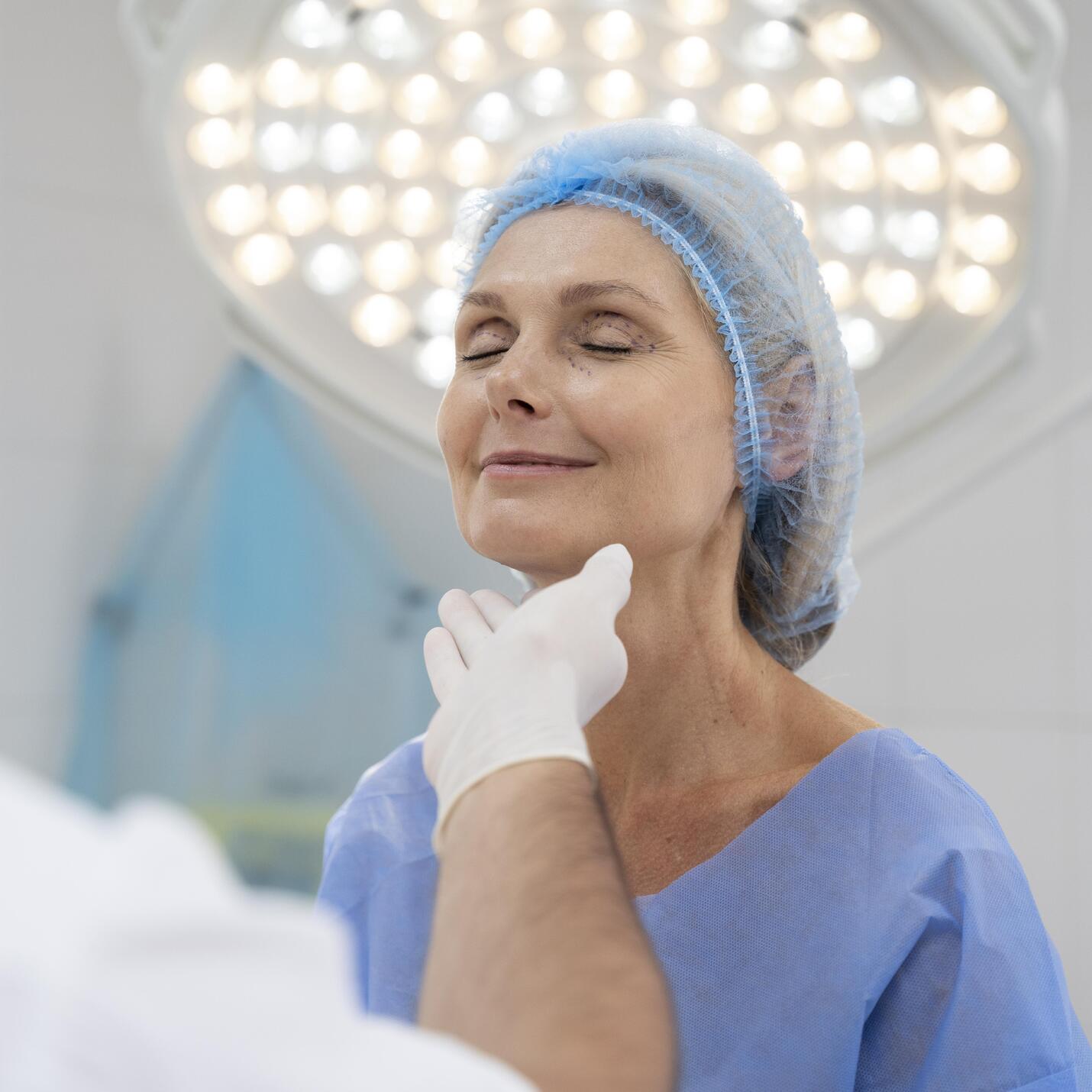 Médico examinando rostro de paciente