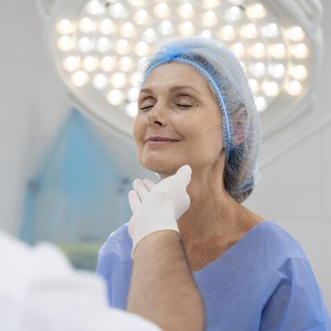 Médico examinando rostro de paciente